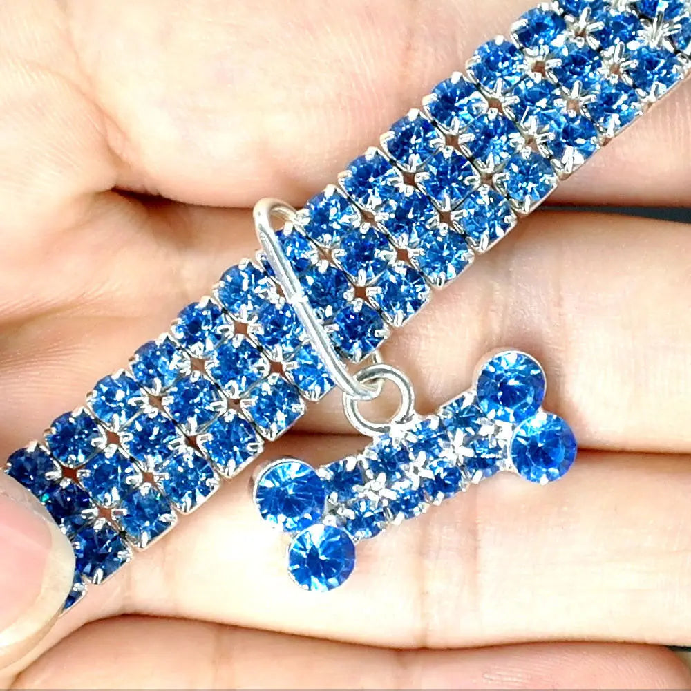 Dreireihiges Strass-Haustierhalsband – Elastisches Schmuckhalsband mit Knochenanhänger für Katzen, Hunde, Welpen & Kätzchen