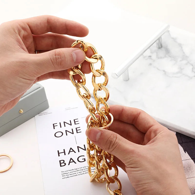 Luxuriöses Goldenes Metall-Hundehalsband – Auffälliges Kettenhalsband für Pitbulls, Bulldoggen, Teddybär-Hunde & Französische Bulldoggen